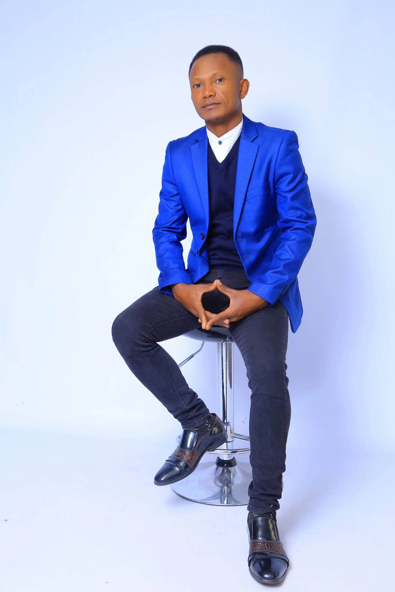Sonny Bernaud Tchaka, assis et vêtu d’une veste bleu roi.